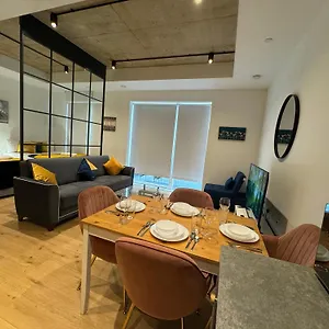 Luxury Flat With Balcony, River View, O2 Arena, Excel, Canary Wharf, Station London